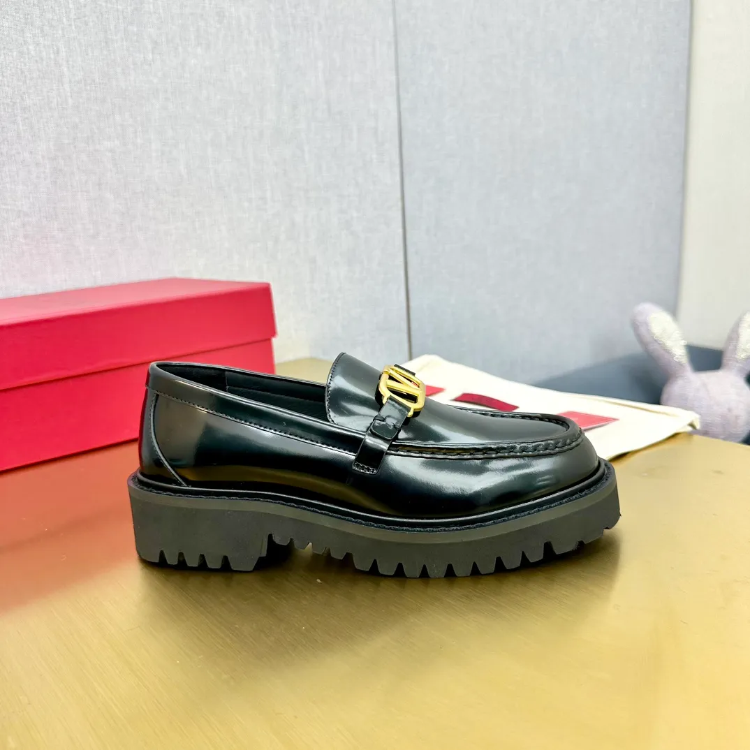 👟👟Ex-factory price 560👟👟 2024【VALENTINO】Valentino's early spring fashionable slip-on loafers are hot new🆕 Versatile style with temperament💃🏻 Slay the whole audience immediately when you put them on [Love] The ultra-simple design is more timeless and attractive! Fashionable and neat feeling, it is a magic tool for increasing your height and slimming down ✨ The shoe collar is specially added with anti-wear latex! You won't feel tired after walking all day long🦶🏻 The upper is made of open-edge beaded cowhide material and paired with a calfskin lining, which is full of texture! 👿Bottom thickness 4.0cm 👿Color: Black Brown 👿Size: 35-40 Factory ready supply